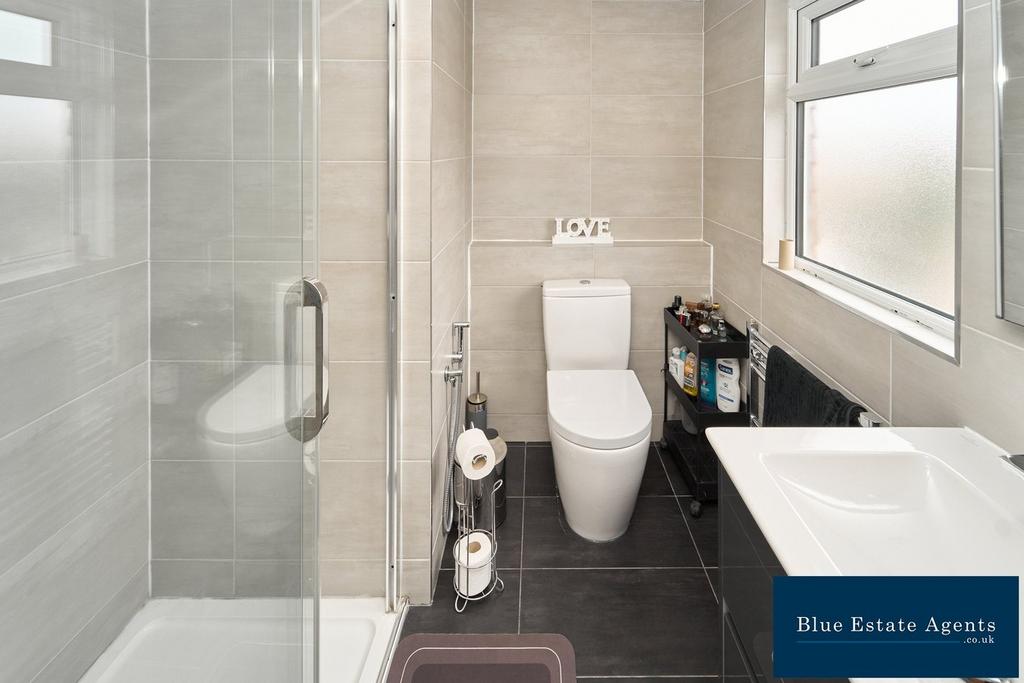 Master Loft En-Suite Shower &amp; WC
