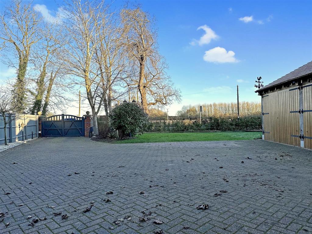 Gated Entrance &amp; Block Paved Driveway 947