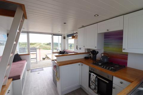 1 bedroom property for sale, Mudeford Sand Spit, Christchurch Hut 177