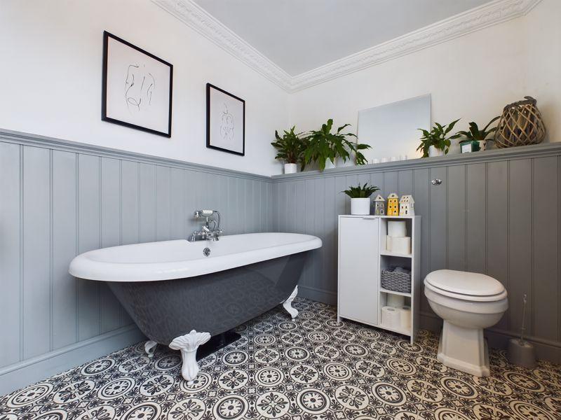 Freestanding bath