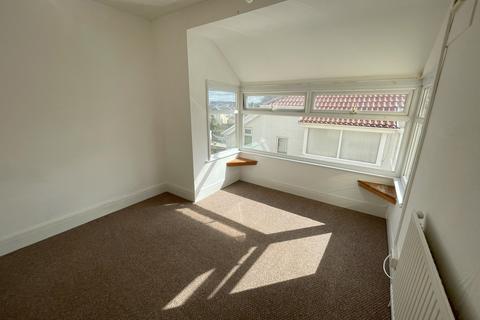 2 bedroom flat to rent, Kings Hill Avenue, Porthcawl CF36