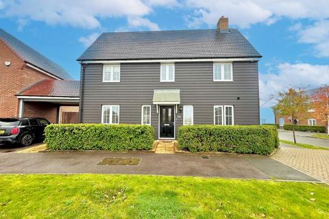 4 bedroom detached house for sale, Aylesbury Drive, Dunstable