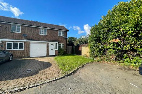 3 bedroom semi-detached house to rent, Leiston Close,Lower Earley