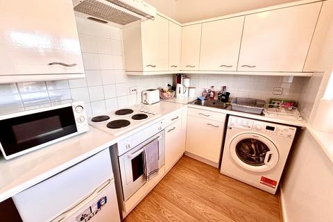 Studio to rent, Lowdell Close, Yiewsley