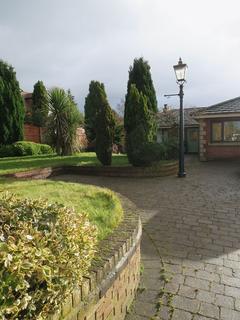 4 bedroom detached bungalow to rent, Woodhart Lane, Chorley PR7