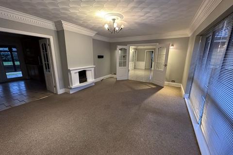 4 bedroom detached bungalow to rent, Woodhart Lane, Chorley PR7