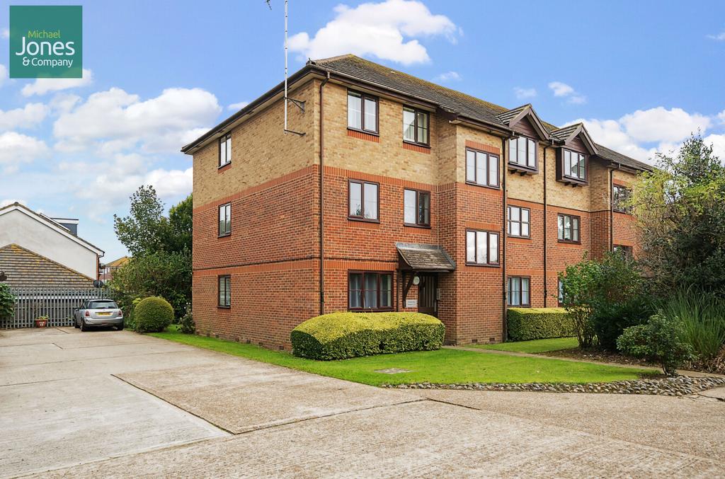 Copper Hall Close, Rustington... 1 bed flat to rent £875 pcm (£202 pw)
