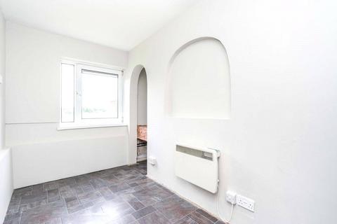 2 bedroom flat to rent, Burke Drive, Hampshire SO19