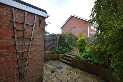 10 Heathside Way, Hartley Wintney, Hook, RG27 8SG
