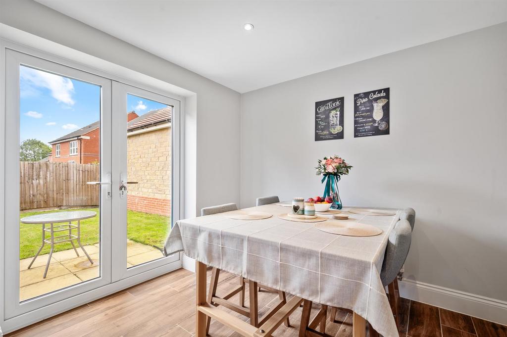 Dining area to rear garden.jpg