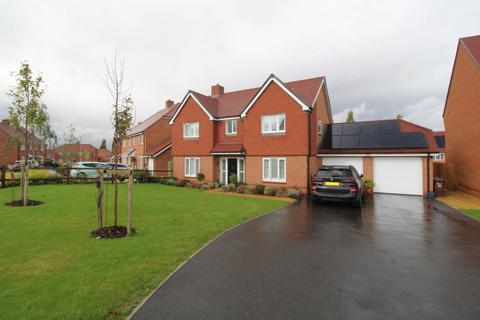 5 bedroom house to rent, Westbroke Way, Farnham GU10