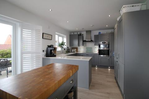 5 bedroom house to rent, Westbroke Way, Farnham GU10