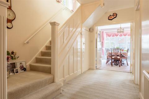 4 bedroom detached house for sale, LEASWAY. Chalkwell