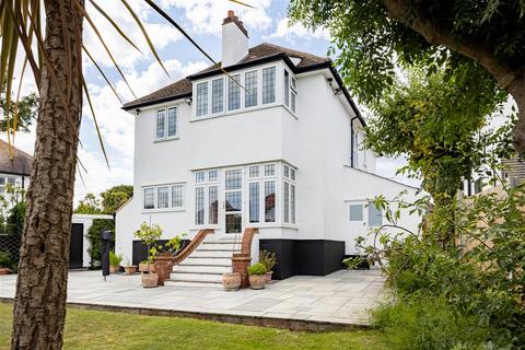 4 bedroom detached house for sale, LEASWAY. Chalkwell