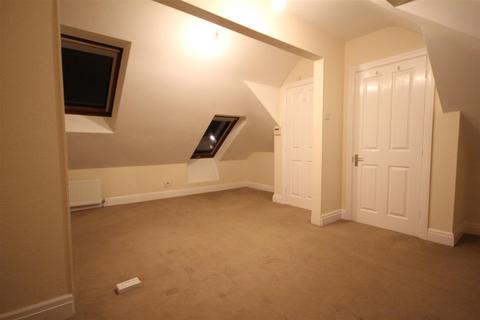 1 bedroom in a house share to rent, Elmbridge Avenue, Surbiton