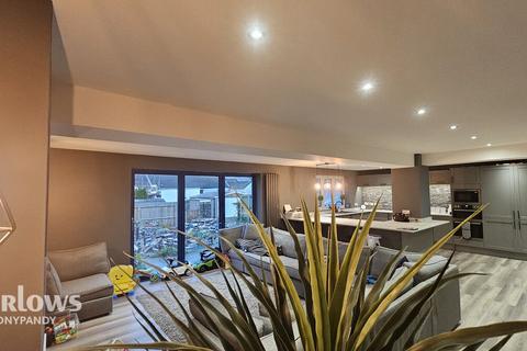 8 Bryn Eglwys, Tonypandy, CF40 1RQ
