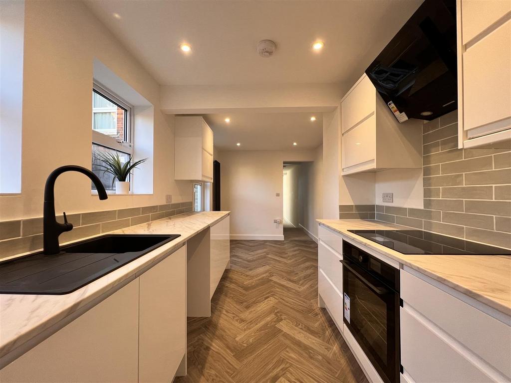 Kitchen/Breakfast Room: