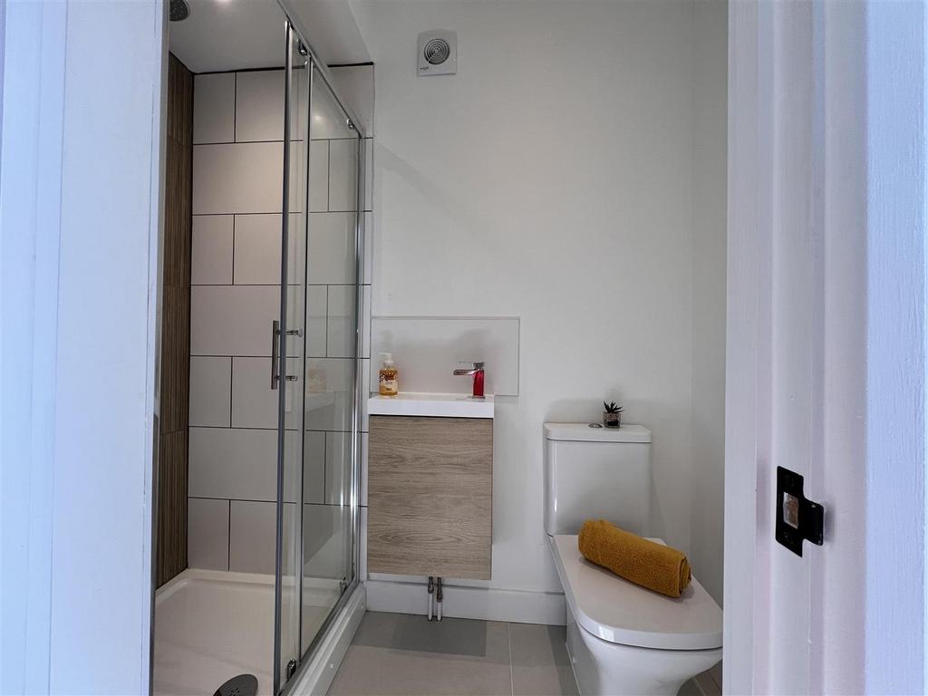 Ensuite Shower Room: