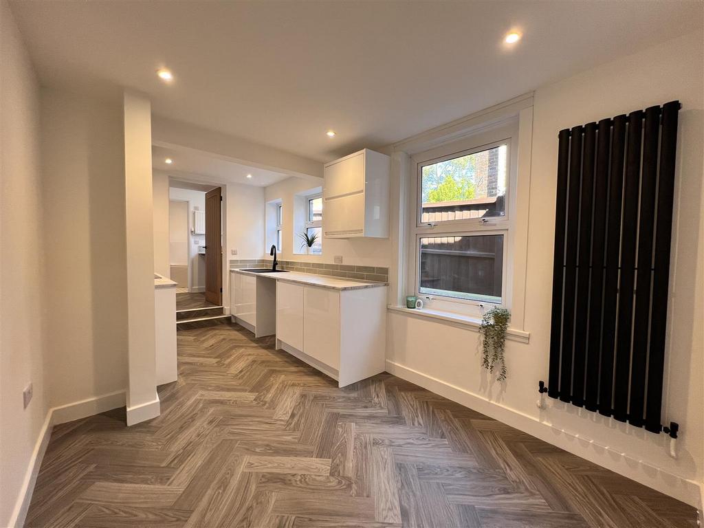 Kitchen/Breakfast Room: