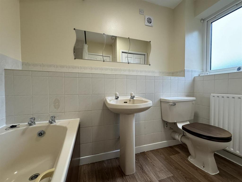 Church View, Ruabon. 3 bed semidetached house to rent £900 pcm (£208 pw)