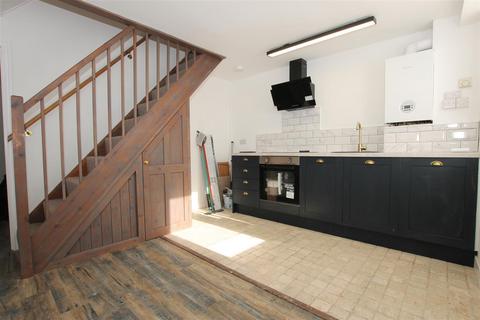 2 bedroom end of terrace house to rent, South Street, Ventnor