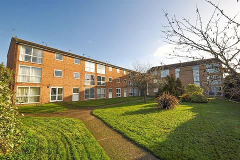 2 bedroom flat to rent, Meadow Close, St. Albans