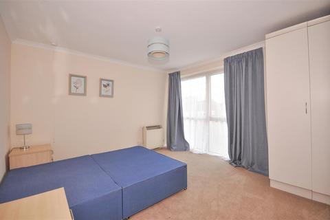 2 bedroom flat to rent, Meadow Close, St. Albans