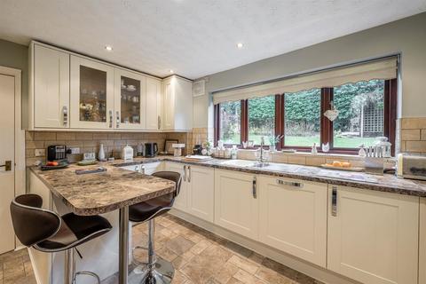 5 Bratch Hollow, Wombourne, Wolverhampton, WV5 9AE