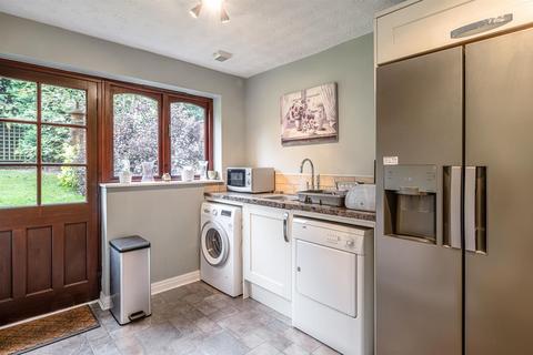 5 Bratch Hollow, Wombourne, Wolverhampton, WV5 9AE
