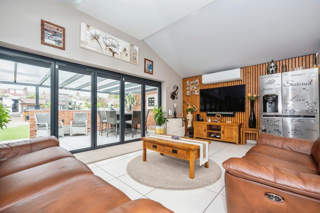Avenue, Essex, RM17 3 bed bungalow for sale £600,000