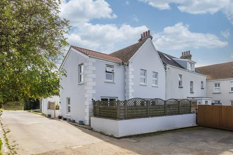 4 bedroom semi-detached house to rent, La Rue De L'etocquet, St. John, Jersey