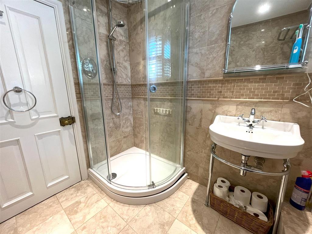 Bathroom 2-2.jpg