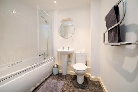 2 bedroom flat to rent, Magretian Place, Cardiff CF10