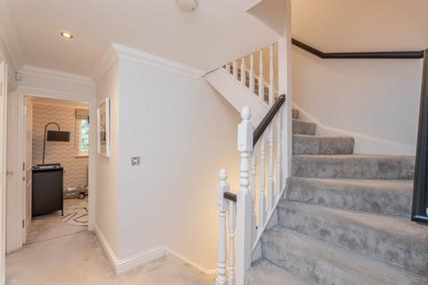 4 Hampton Close, Borehamwood, WD6 2DT