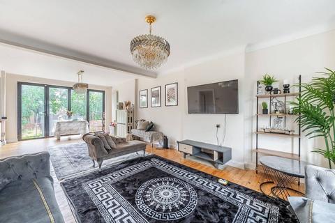 16 Chamberlain Way, Pinner, HA5 2AY