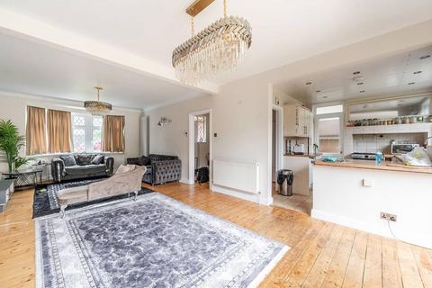 16 Chamberlain Way, Pinner, HA5 2AY