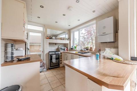16 Chamberlain Way, Pinner, HA5 2AY