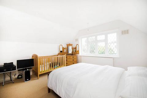 16 Chamberlain Way, Pinner, HA5 2AY