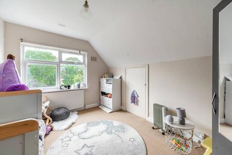 16 Chamberlain Way, Pinner, HA5 2AY