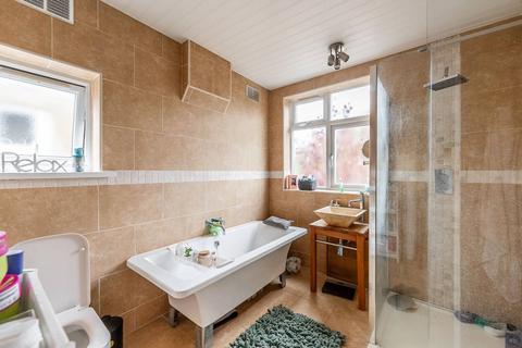 16 Chamberlain Way, Pinner, HA5 2AY