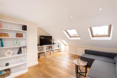 3 bedroom flat for sale, Hugon Road, London, SW6