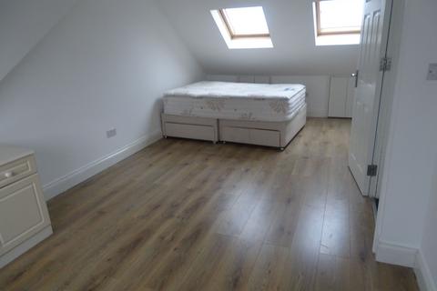 5 bedroom terraced house to rent, Uxbridge Road, Feltham, London