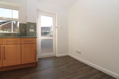 2 bedroom terraced house to rent, Edwards Way, Littlehampton