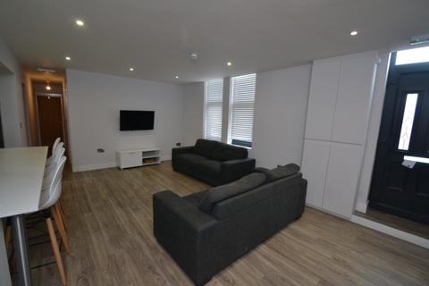 6 bedroom flat to rent, Standish Road, Manchester M14