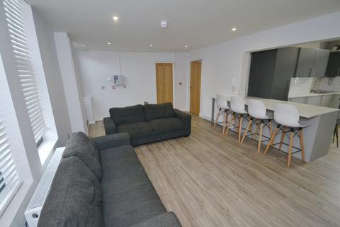 6 bedroom flat to rent, Standish Road, Manchester M14