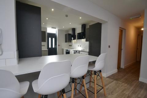 6 bedroom flat to rent, Standish Road, Manchester M14