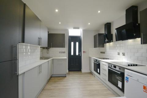 6 bedroom flat to rent, Standish Road, Manchester M14