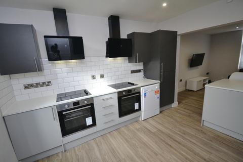 6 bedroom flat to rent, Standish Road, Manchester M14