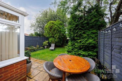 3 bedroom semi-detached house for sale, Shackleton Way, Reading RG5