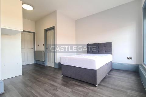 1 bedroom in a flat share to rent, Merchants Hall, St George Square, Huddersfield, HD1 1JF